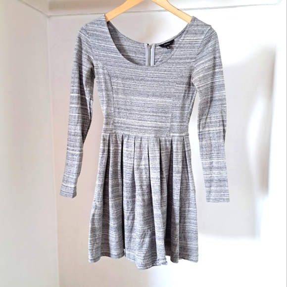 Talula | Grey striped long sleeved pleated dress - Picture 3 of 11